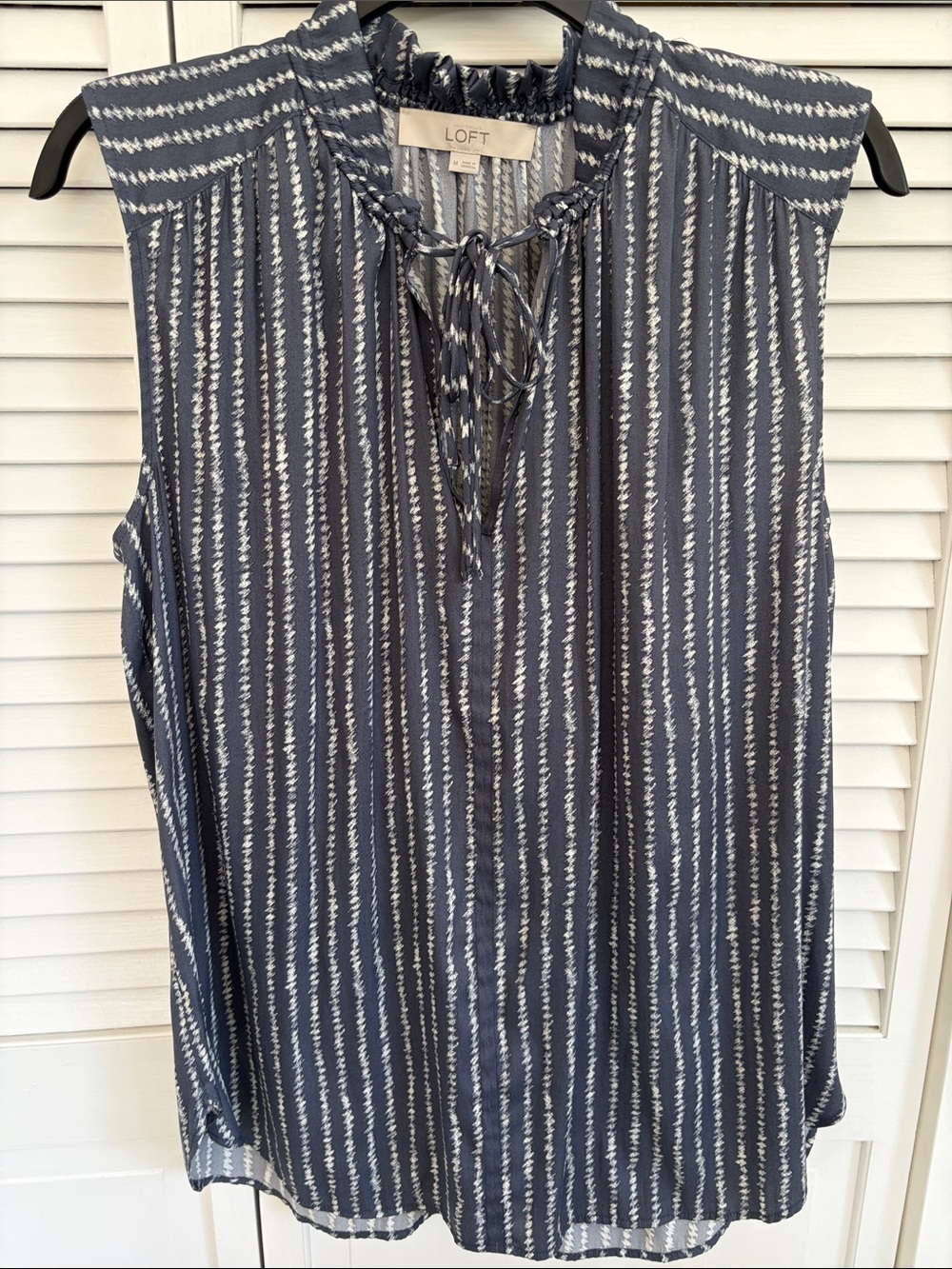 Loft Women’s Sz Med Sleeveless Top Ruffle Neck Gray White Lightweight - Picture 2 of 13